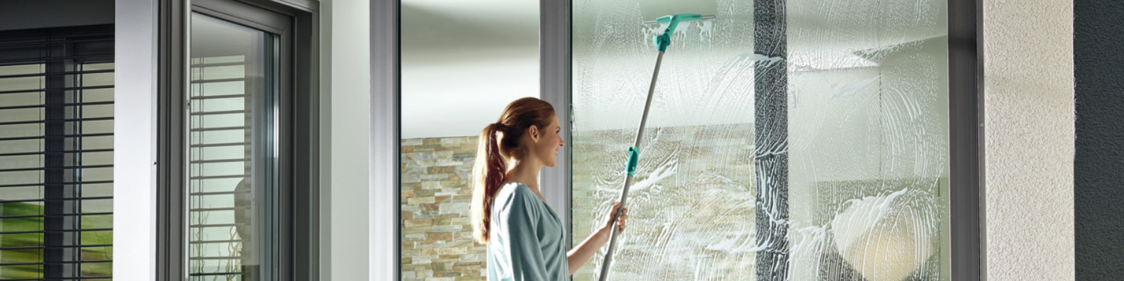 Ramen wassen met telescoopsteel